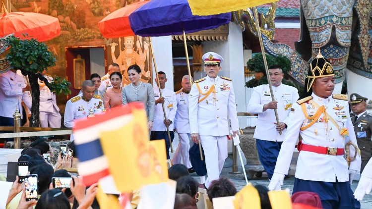 ‘ในหลวง’ ทรงเปลี่ยนเครื่องทรงฤดูหนาวพระแก้วมรกต เสด็จฯ เยี่ยมราษฎร