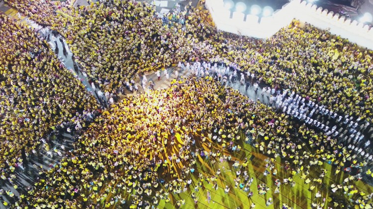 เผยภาพมุมสูง ‘ในหลวง-พระราชินี’ เสด็จฯ เยี่ยมราษฎร ครั้งประวัติศาสตร์