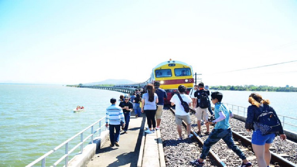 การรถไฟฯจัดขบวนรถพิเศษ นั่งรถไฟลอยน้ำเที่ยวเขื่อนป่าสักฯ ขายตั๋ววันแรก 5 พ.ย.นี้