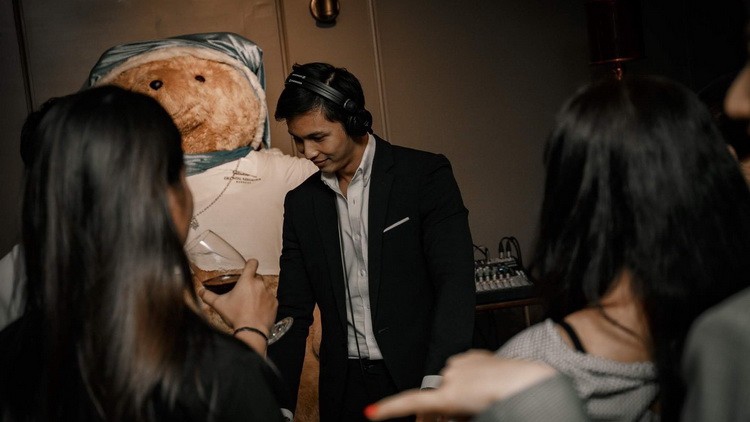 จาก 'ดีเจ' สู่การปั้นแบรนด์ 'แซนวิส' ฝ่าวิกฤติโควิด-19