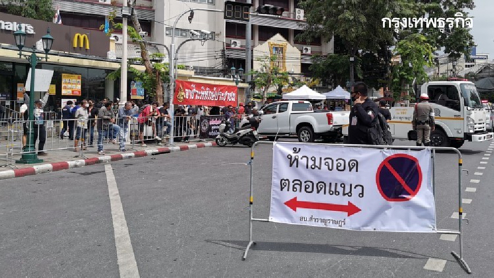 "2ม็อบ" รวมตัว อนุสาวรีย์ประชาธิปไตย "2สน." พร้อมดูแล-กันเหตุกระทบกระทั่ง 