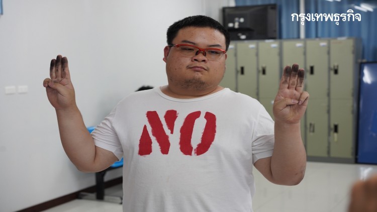 ‘เพนกวิน-ทนายอานนท์’ ย่องเงียบรับทราบข้อกล่าวหา