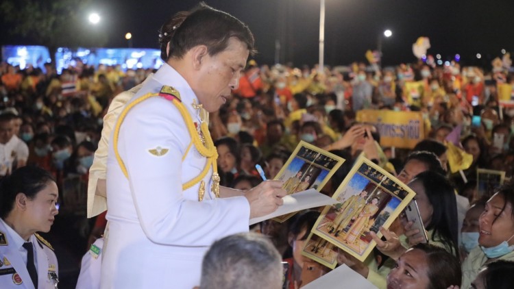 ‘ในหลวง’ ทรงลงพระอักษร ‘ขอบใจในความรักและกำลังใจ’