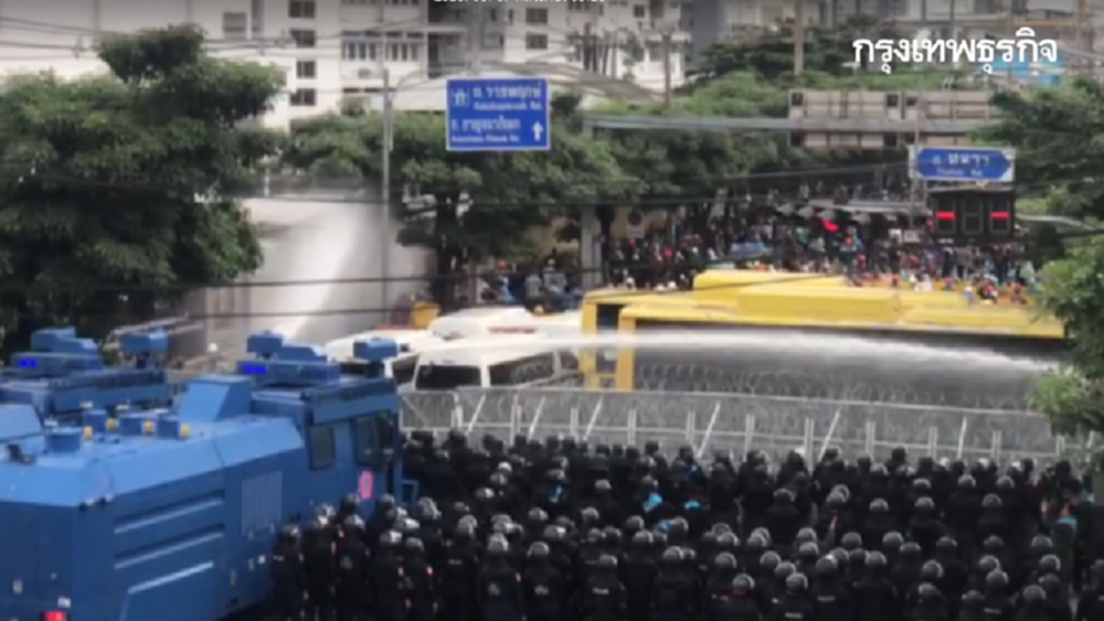 ม็อบราษฎรฝ่าแนวกั้น! ประชิดสภา  ตร.ฉีดน้ำสกัด