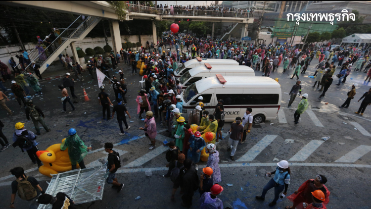 กลุ่มคณะราษฎรบุกฝ่าแนวรั้วลวดหนาม เข้าบริเวณแยกเกียกกายได้สำเร็จ