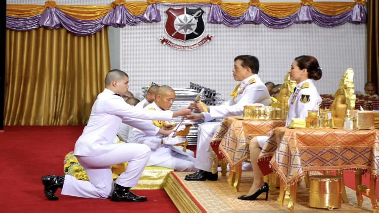 ‘ในหลวง-พระราชินี’ พระราชทานกระบี่ ปริญญาบัตรแก่ผู้สำเร็จการศึกษา รร.นายร้อยตำรวจ