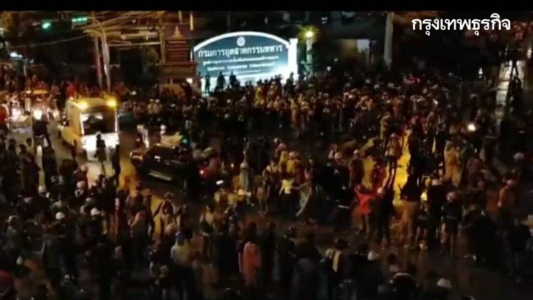 หน้ารัฐสภาป่วน เสียงดังคล้ายระเบิด 3 ครั้ง -มีคนแจ้งถูกยิง