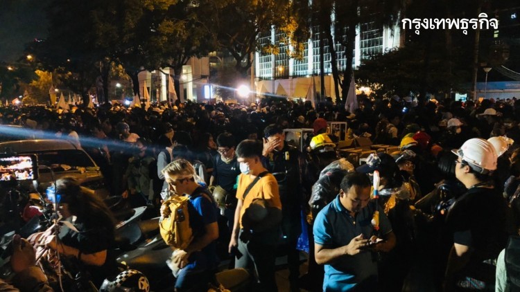 "ม็อบคณะราษฎร" ล้อม "สตช." แล้ว เตรียมกิจกรรม "ฉีดน้ำ" ตอบโต้ "เจ้าหน้าที่"