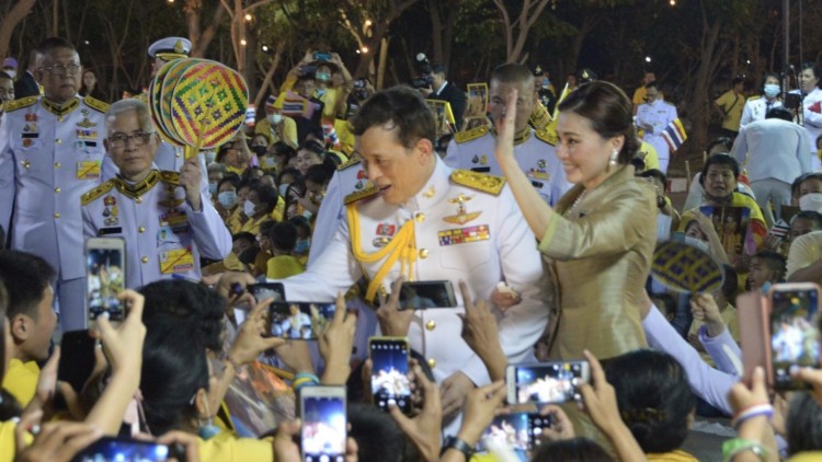 ประมวลภาพพระราชกรณียกิจ ‘ในหลวง-พระราชินี’ ทรงเยี่ยมราษฎร จ.นครปฐม 