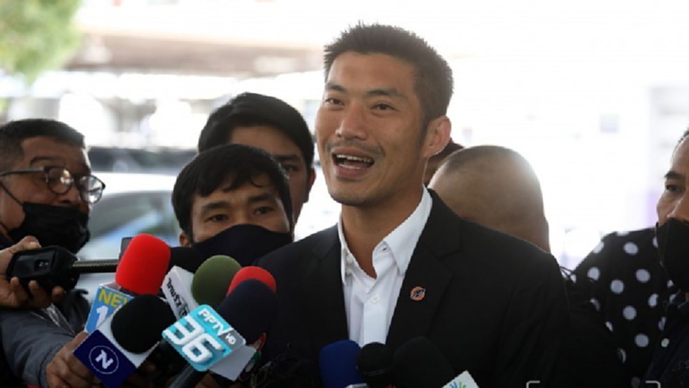 'ธนาธร' ซัด แจ้งข้อหา ม.112 ผู้ชุมนุม เหมือน ราดน้ำมันเข้ากองไฟ