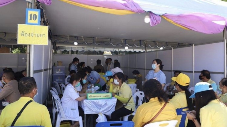 ชมภาพ ปชช. เฝ้าฯ รับเสด็จ ‘ในหลวง - พระราชินี’ ณ วัดช่องแค จ.นครสวรรค์ 