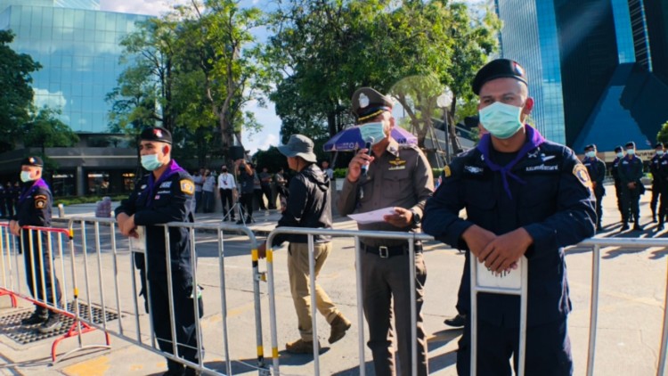 'ม็อบ 3 นิ้ว' ไม่ค้างคืนหน้า 'ไทยพาณิชย์' ยันเปิดบิ๊กเซอร์ไพรส์