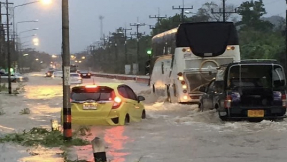 ฝนกระหน่ำ น้ำท่วมทางหลวงคอหงส์ จ.สงขลา  