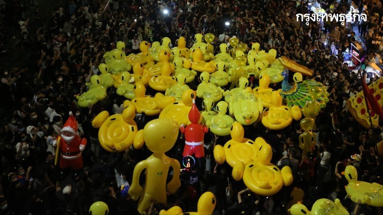 ภาพชุด 'ม็อบห้าแยกลาดพร้าว' ซ้อมต้าน 'รัฐประหาร'