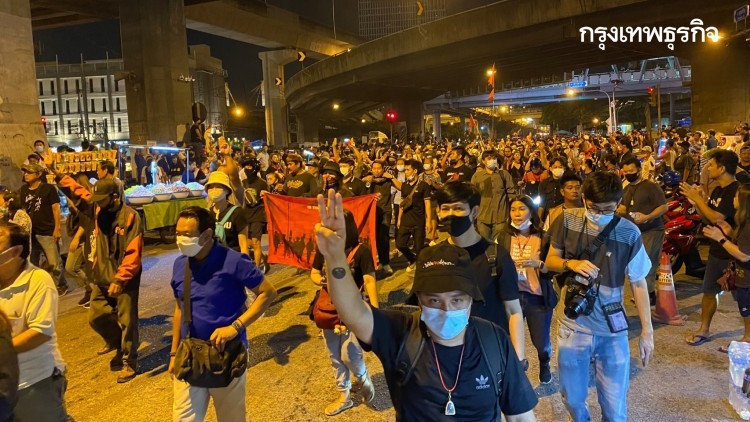 'ม็อบ' เคลื่อนขบวนปิด 'แยกบางนา' แล้ว