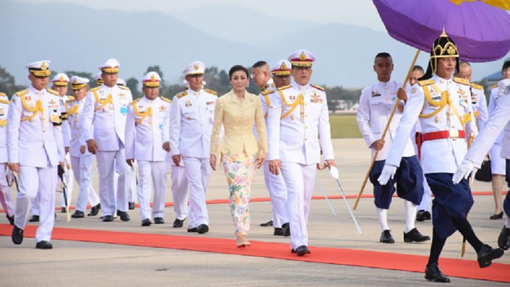 ‘ในหลวง-พระราชินี’ ทรงเยี่ยมราษฎร ณ ท่าอากาศยานตรัง 