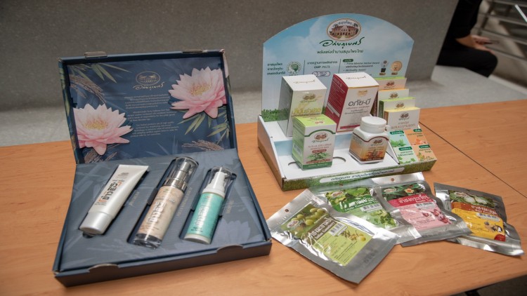 พาณิชย์ดันวิสาหกิจเพื่อสังคม (SE) สู่ตลาดออนไลน์ยอดคาดซื้อ-ขาย 15ล้านบาท