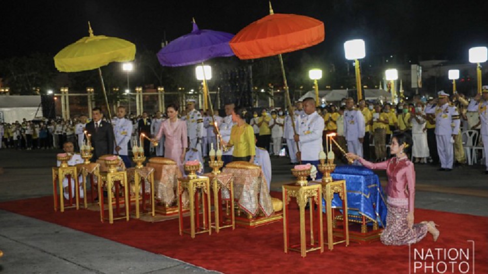 ‘ในหลวง-พระราชินี’ เสด็จฯ ไปในพิธีสวดเจริญมหามงคลรวมศาสนา 
