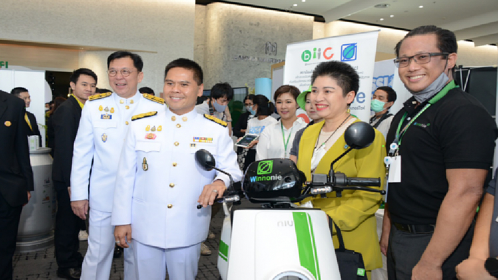 'วราวุธ' นำทีม ทส. บุก สามย่าน ชู 'ชีวิตวิถีใหม่ ใส่ใจสิ่งแวดล้อม'