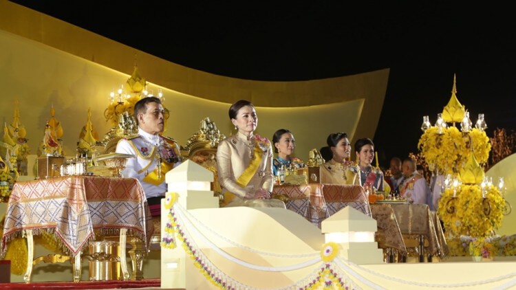 ‘ในหลวง-พระราชินี’ ทรงเป็นประธานจุดเทียนน้อมรำลึก ร.9