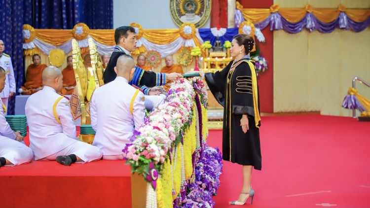 ‘ในหลวง’ พระราชทานปริญญาบัตรแก่ผู้สำเร็จการศึกษา มรภ.เชียงใหม่