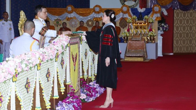 ‘ในหลวง’ พระราชทานปริญญาบัตร มรภ.ลำปาง