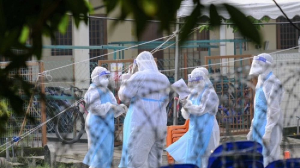 พนักงาน 'ท็อป โกลฟ' ติดเชื้อโควิดเสียชีวิตรายแรก    