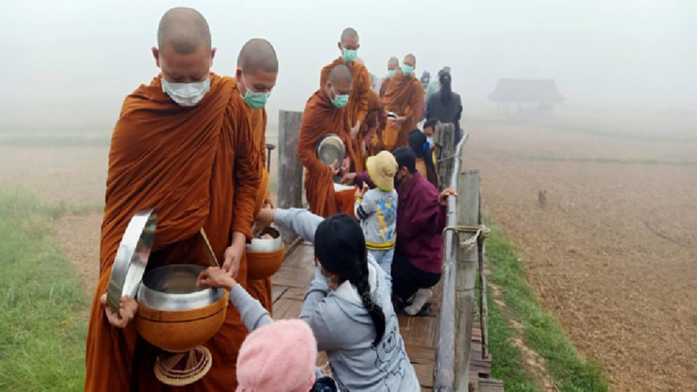 ตักบาตร 'วันปีใหม่' กลางสายหมอก สะพาน 'ซูตองเป้'