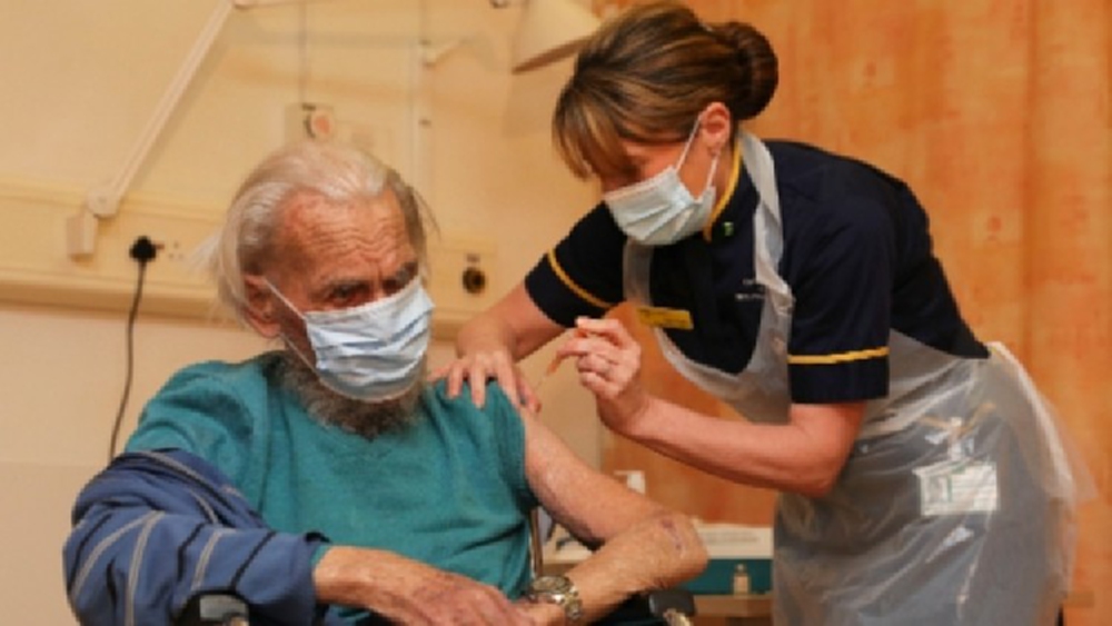 ‘สหราชอาณาจักร’ เริ่มฉีดวัคซีนโควิด ‘แอสตร้าเซนเนก้า’ ให้ ปชช.แล้ว