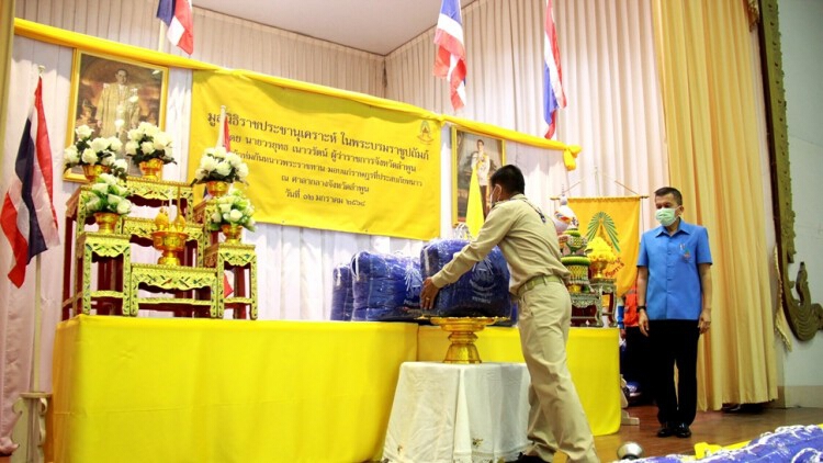 ‘ในหลวง-พระราชินี’ พระราชทานผ้าห่มกันหนาว จ.ลำพูน 