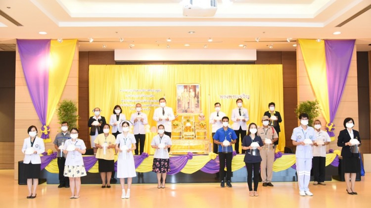 'ในหลวง' พระราชทานอุปกรณ์การแพทย์เพิ่มเติม ช่วยคนไทยสู้ภัยโควิด-19