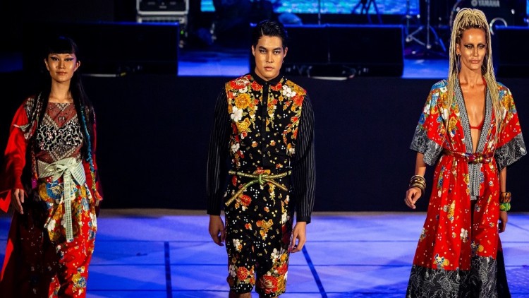 ผ้าปาเต๊ะ...แตะรันเวย์