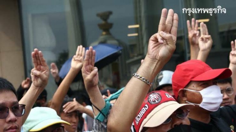 จับตา 'กลุ่มราษฎร' นัดทวงคืนงบ 'สถาบันฯ-กองทัพ' วันนี้