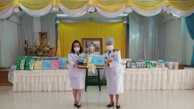 ‘ในหลวง’ พระราชทานเลี้ยงอาหารกลางวัน สิ่งของแก่สถานสงเคราะห์ ในวันคล้ายวันเกิด ‘เจ้าคุณพระสินีนาฏ พิลาสกัลยาณี’