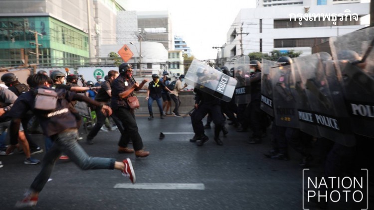 ฝากขัง 2 ผู้ประท้วงทำร้ายตำรวจ หน้าสถานทูตเมียนมา