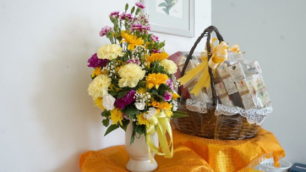 ‘ในหลวง-พระราชินี’ พระราชทานดอกไม้ ตะกร้าสิ่งของแก่จนท.ศรีสาคร บาดเจ็บเหตุลอบวางระเบิด ยะลา