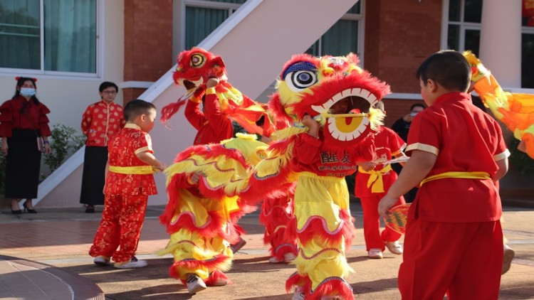 'ไหว้เจ้าตรุษจีน' หนูน้อยอนุบาลประชาราษฎร์ แห่สิงโตน้อย ซินเจียยู่อี่