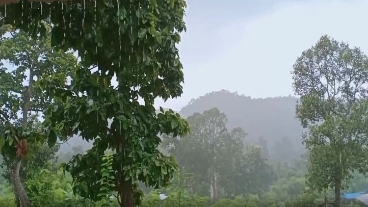 'แม่ฮ่องสอน' ฝนตกหนัก ร้านค้าในหมู่บ้านรักไทยถล่ม