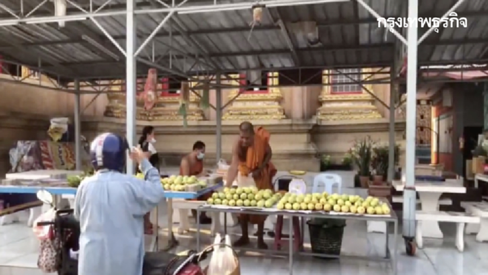 พิษโควิดระบาด พระวางตาลปัตร นั่งขายมะม่วงหาเงินชำระค่าไฟ-น้ำ วัด