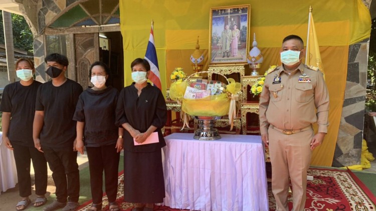 ‘ในหลวง-พระราชินี’ พระราชทานตะกร้าสิ่งของ แก่ญาติจนท.เสียชีวิตขณะปฏิบัติหน้าที่ จ.ยะลา