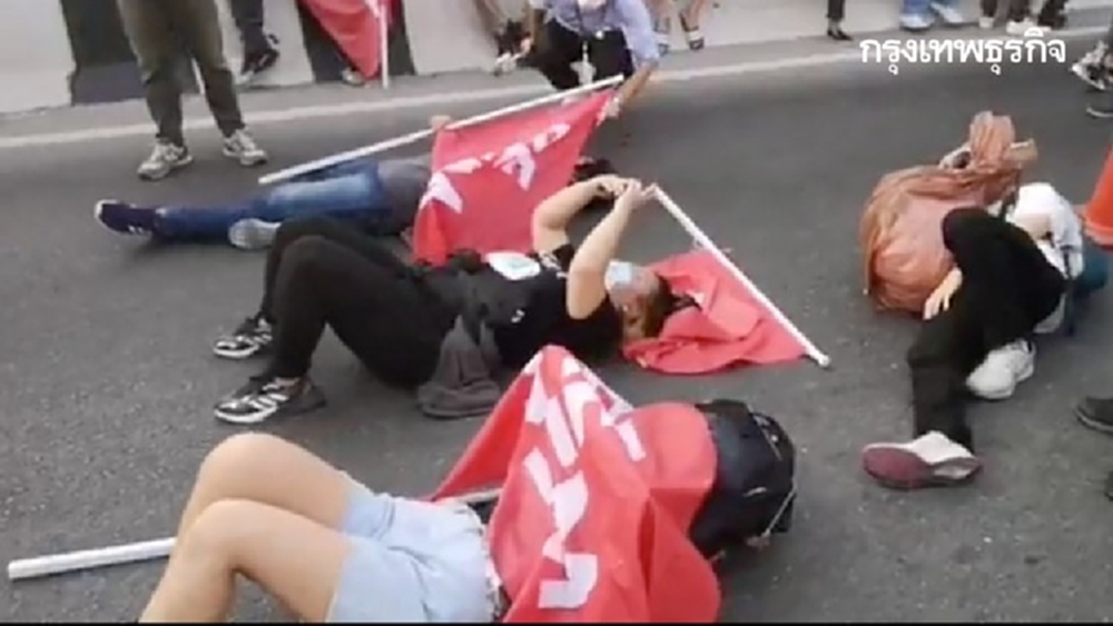 'ม็อบรีเด็ม' นอนประท้วง หลังเจอด่านคอนเทนเนอร์ และรั้วลวดหนามสกัดไป 'ราบ 1'