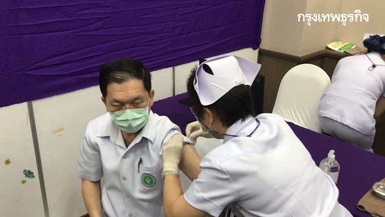 พิษแชร์ว่อนเน็ต! VIP ลัดคิวฉีดวัคซีนโควิด-19 เชียงใหม่ล้อมคอกย้ำหลักเกณฑ์ สธ.