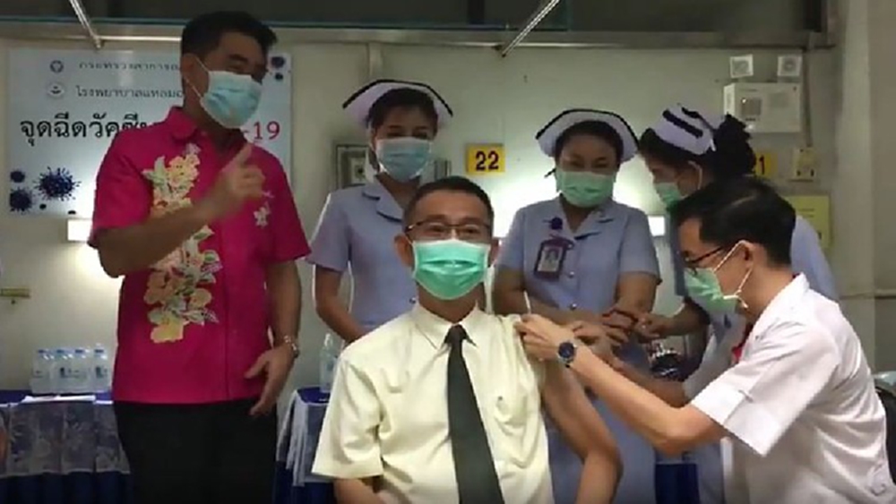 ‘ศรีราชา’ เริ่มฉีดวัคซีน 'Sinovac' ให้บุคลากรทางการแพทย์กลุ่มเสี่ยง