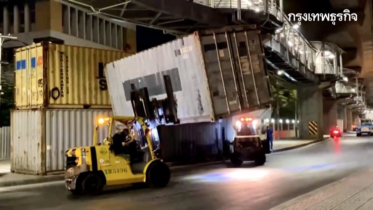 ระดม 'ตู้คอนเทนเนอร์' เตรียมกั้นม็อบชุมนุมหน้า 'กรมทหารราบที่ 11' วันนี้