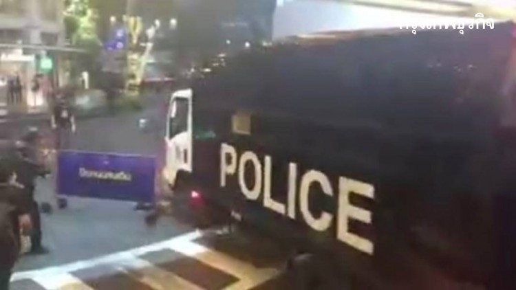 ชนกระจาย นาทีตำรวจขับรถคุมขัง 'โตโต้' ฝ่าด่านสกัดของ 'การ์ดวีโว่'