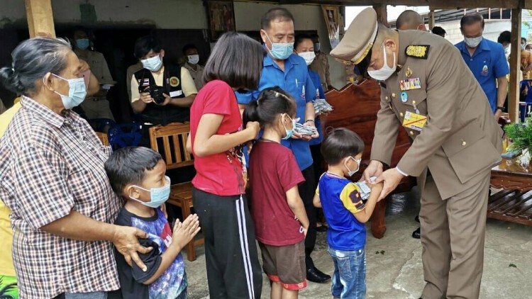 ‘ในหลวง’ พระราชทานเครื่องอุปโภคบริโภค แก่ราษฎรประสบวาตภัย จ.กำแพงเพชร