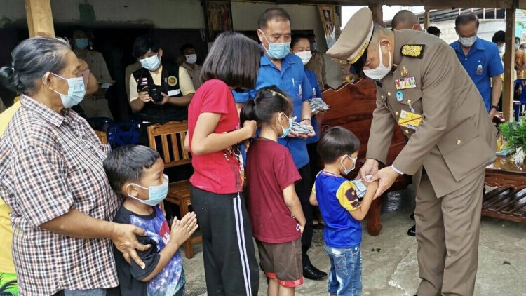 ‘ในหลวง’ พระราชทานเครื่องอุปโภคบริโภค แก่ราษฎรประสบวาตภัย จ.กำแพงเพชร 