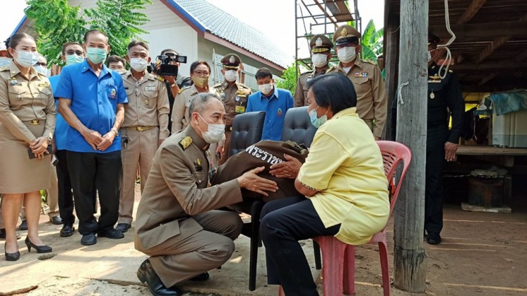  ‘ในหลวง พระราชินี’ พระราชทาน ถุงพระราชทานแก่ผู้ประสบวาตภัย จ.ขอนแก่น