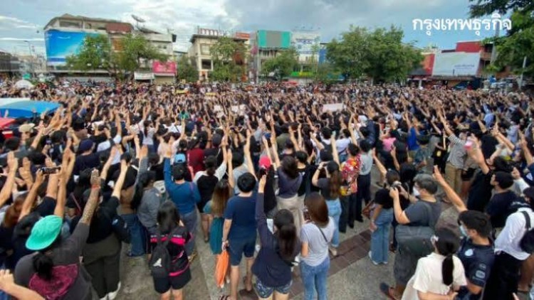 'ซูเปอร์โพล' ชี้ 'ม็อบ' ซ้ำเติมทุกข์ประชาชน ต้นตอ'โควิด'ระบาด