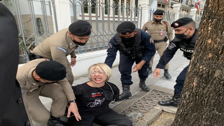 ระทึก! หญิงกลางคน บุกทำเนียบไล่ 'ประยุทธ์' -พ้อทำประเทศพัง